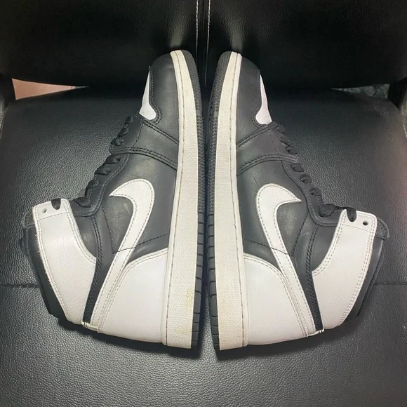 Kids Nike Air Jordan 1 Retro High Black and White Sneakers Size 7Y - Picture 5 of 11